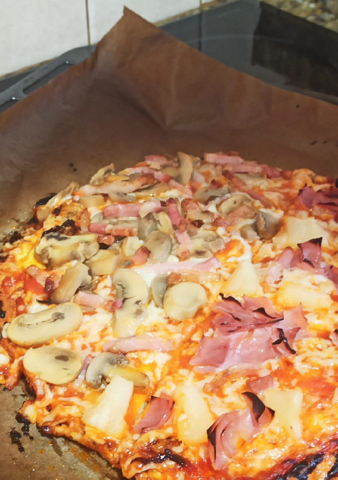 Una foto de Pizza con base de pollo y huevo