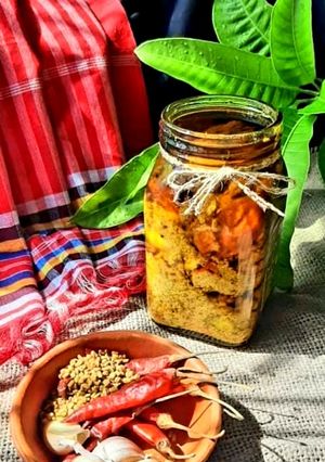 নাগা মরিচ দিয়ে আমের টক-মিষ্টি-ঝাল আচার। রেসিপির প্রধান ছবি