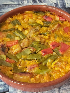 Una foto de Arroz con carne y verduras al horno