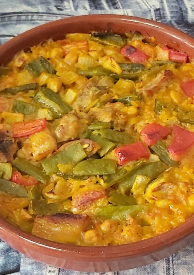 Una foto de Arroz con carne y verduras al horno
