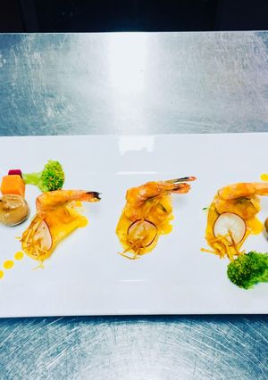 Hình của món Tôm áp Chảo Sốt Cam ăn kèm khoai tây mash và rau củ.