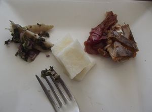 Una foto de Pescado con lima, linaza y ajonjolí. Otro con cebolla caramelizada al chipotle y fresas pal amor