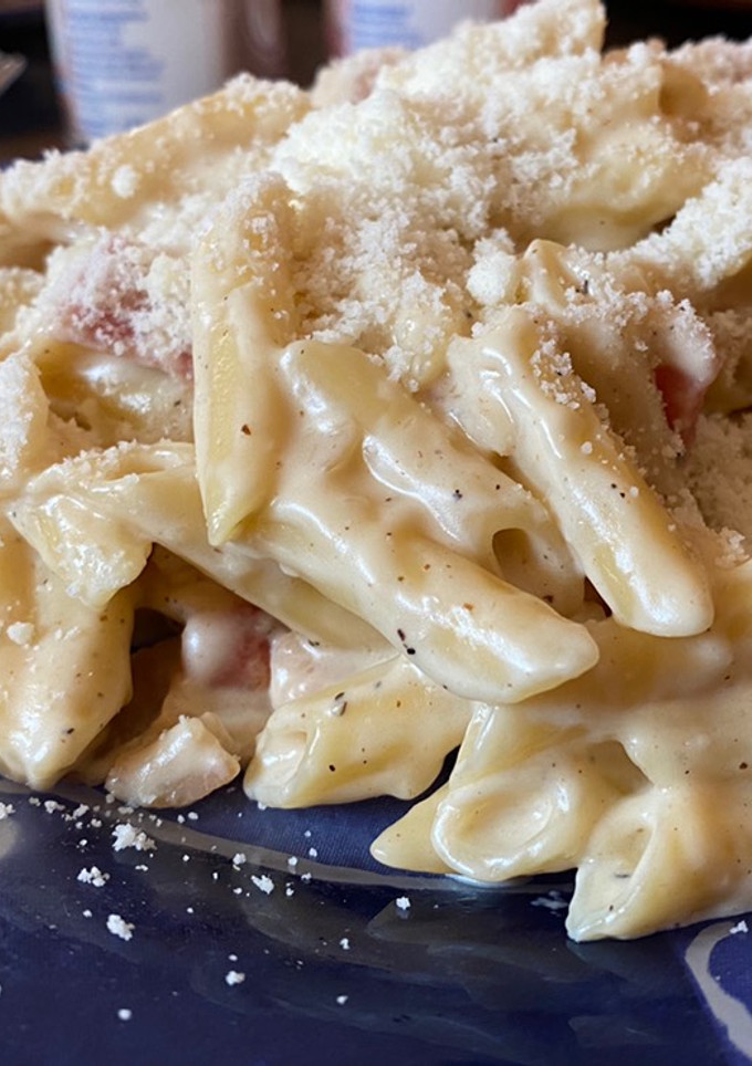 Una foto de Macarrones carbonara