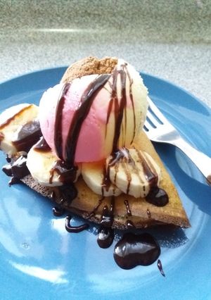 Una foto de Panqueque con helado y plátano