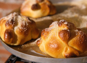 Una foto de Pan de muerto tradicional