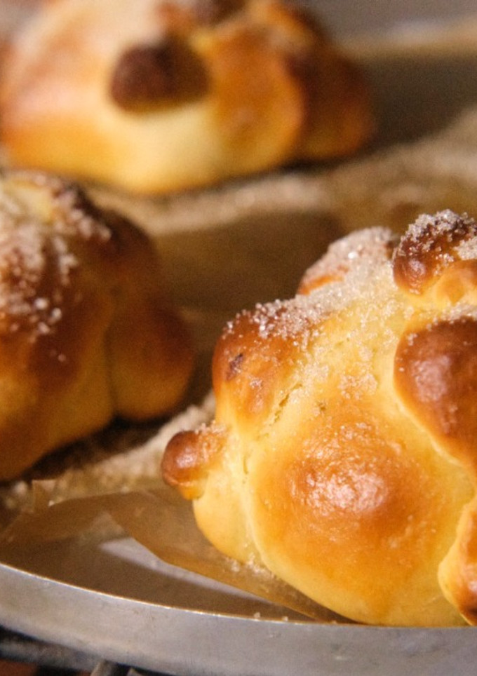 Una foto de Pan de muerto tradicional