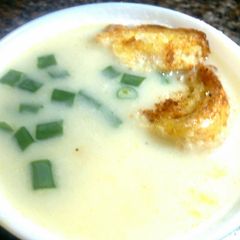 A picture of Creamy potato soup.