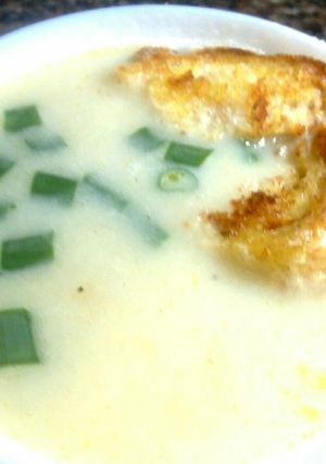 A picture of Creamy potato soup.