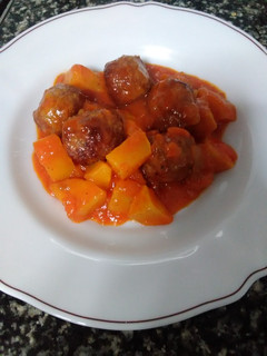 Una foto de Albóndigas con patatas en salsa de tomate