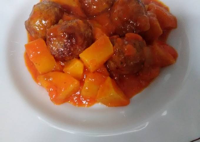 Albóndigas con patatas en salsa de tomate Receta de Diana Reina- Cookpad