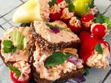 Bryndza és tehéntúrós körözöttel, töltött paradicsom és paprika