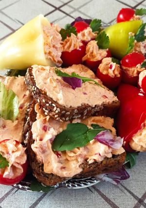 Bryndza és tehéntúrós körözöttel, töltött paradicsom és paprika recept fotója