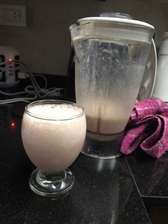 Una foto de Licuado de frutilla, banana y mango