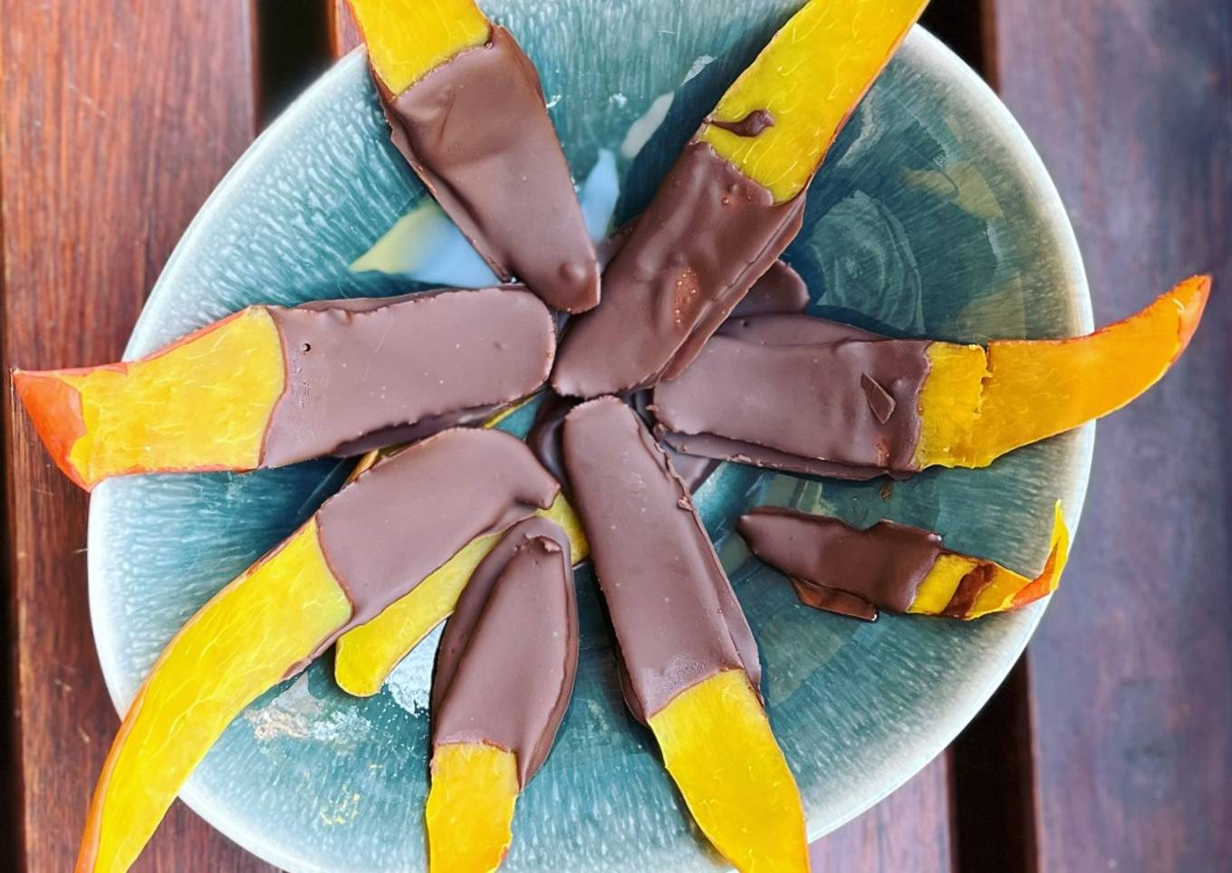 Cáscaras de mango con cobertura de chocolate