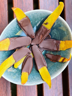 Una foto de Cáscaras de mango con cobertura de chocolate