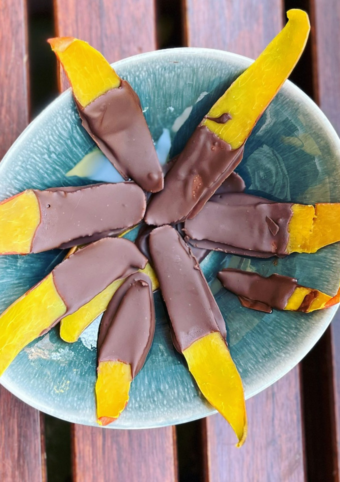 Una foto de Cáscaras de mango con cobertura de chocolate
