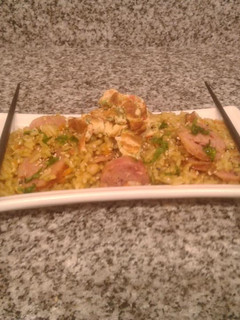 Una foto de Arroz con chorizo criollo y tortilla de huevo con vegetales!!