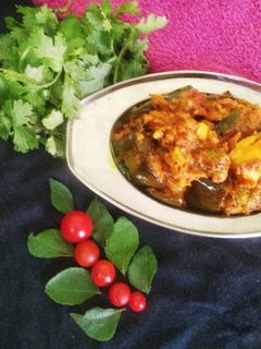 રીંગણ બટાટા નું ચટાકેદાર શાક રેસીપી મુખ્ય ફોટો