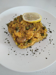 Una foto de Arroz con verdura y pollo marinado