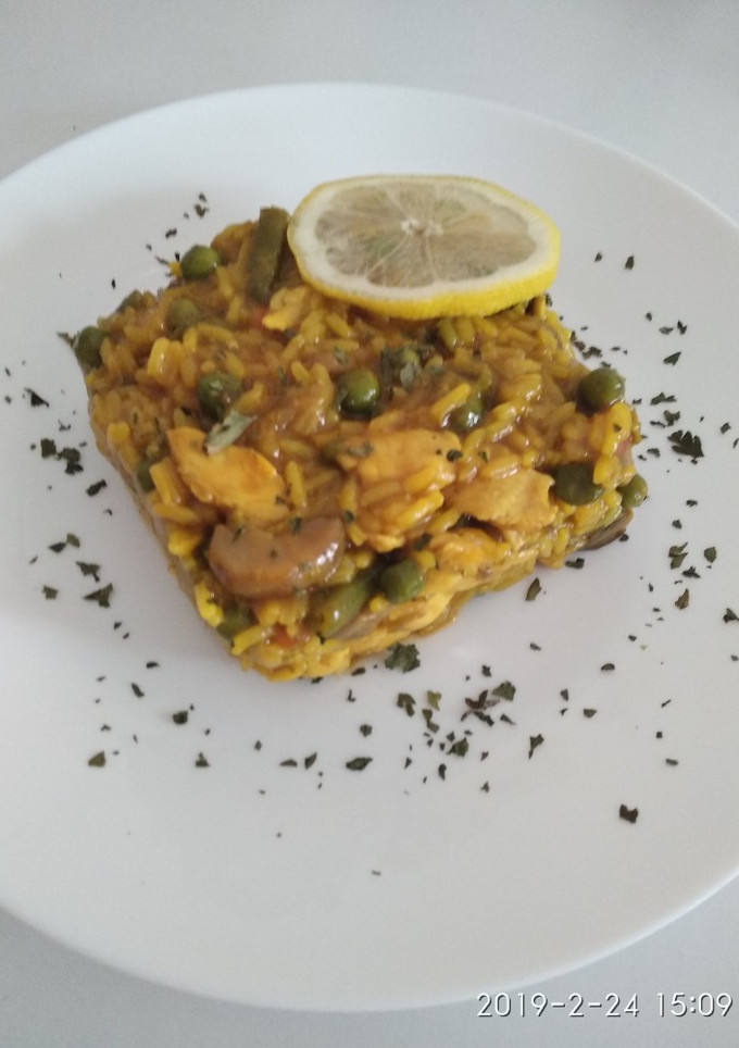 Una foto de Arroz con verdura y pollo marinado