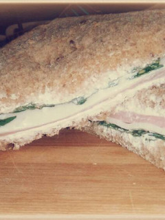 Una foto de Sándwich con espinacas