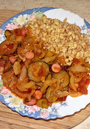 Cukkinis virslis lecsó tarhonyával recept fotója