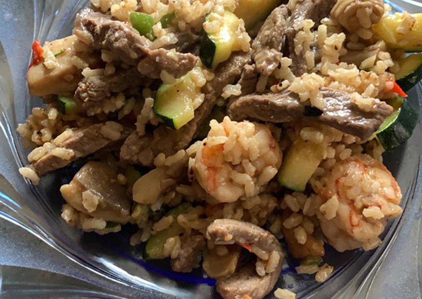 Arroz integral con verduras, setas y carne