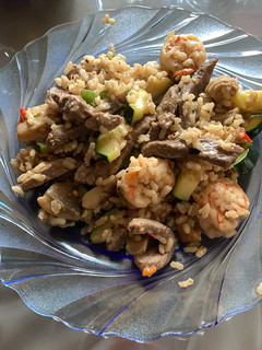 Una foto de Arroz integral con verduras, setas y carne