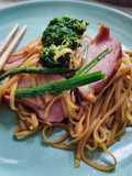 Mie telor dengan bebek asap dan brocoli