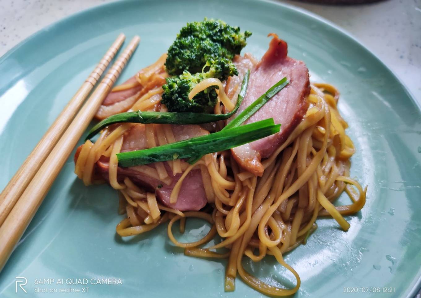 Mie telor dengan bebek asap dan brocoli