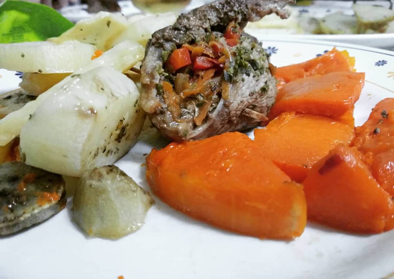 Carne rellena con papas batatas y calabaza al horno