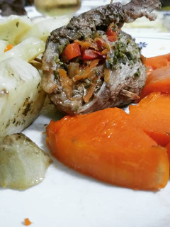 Una foto de Carne rellena con papas batatas y calabaza al horno