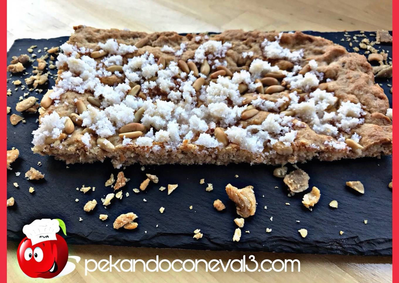 Coca de llardons
<br />Coca de chicharrones