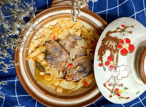 Hình của món Cá ngừ kho măng,dưa muối.