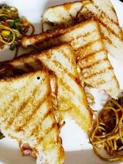 A picture of Cheezy Veg Noodles Sandwich.