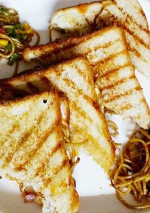 A picture of Cheezy Veg Noodles Sandwich.