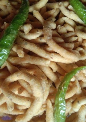 गुजरातचा फेमस भावनगरी  मखानिया गाठीया (makhana gathiya recipe in marathi) रेसिपी चे मुख्य फोटो 