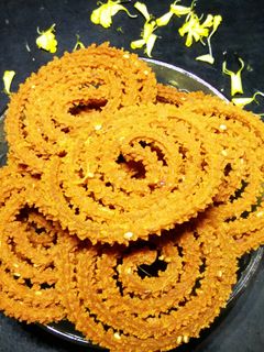 खमंग खुसखुशित भाजणी चकली (bhajanichi chakali recipe in marathi) रेसिपी चे मुख्य फोटो