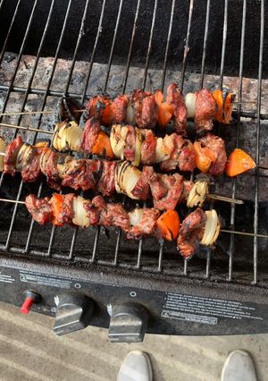 Una foto de Brochetas de res