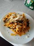 Tagliatella con salsa de tomate y espinacas