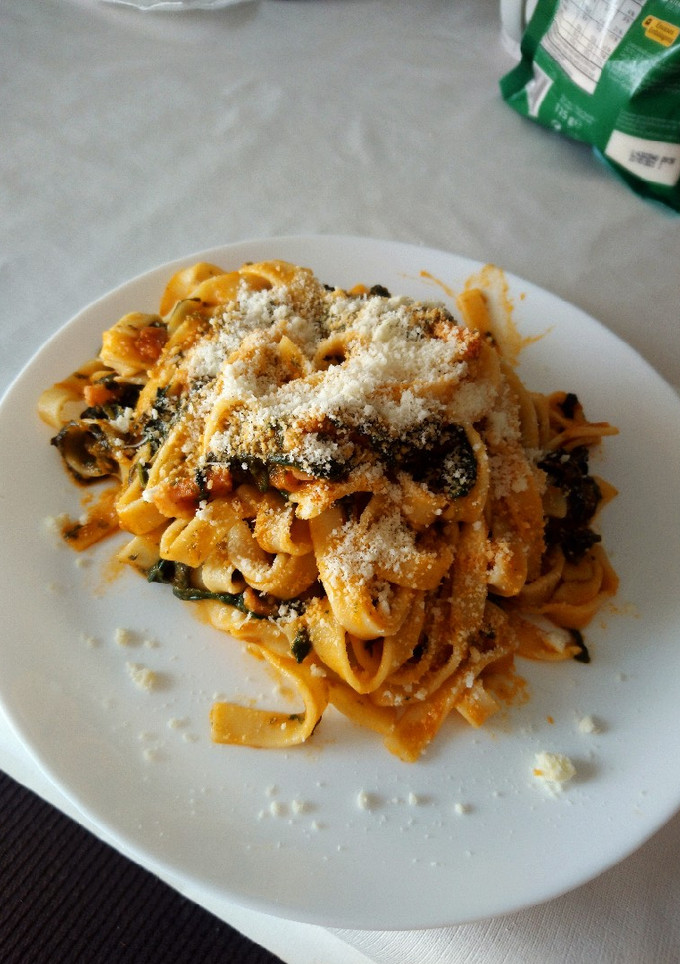 Una foto de Tagliatella con salsa de tomate y espinacas