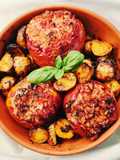 Pomodori ripieni di riso e patatine novelle arrosto