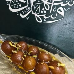 A picture of Gulab jamun.