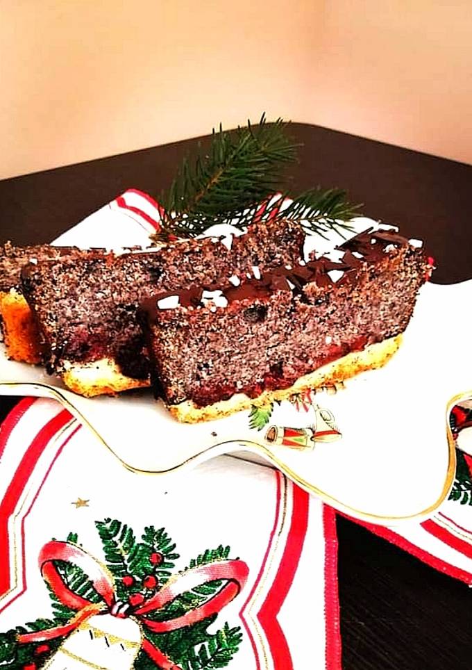 Маківник з вишнями