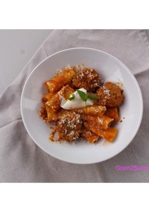 Une photo de Boulettes Sauce Tomate Basilic, Rigatoni, Burrata