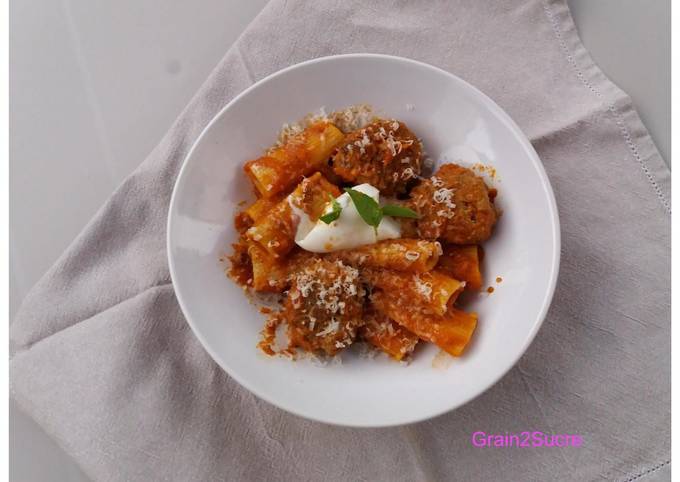 Boulettes Sauce Tomate Basilic, Rigatoni, Burrata