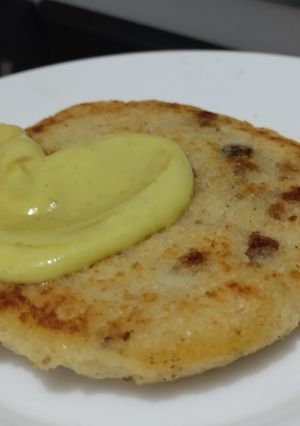 Una foto de Arepa de chicharrón de cerdo🫓🌽🐖
