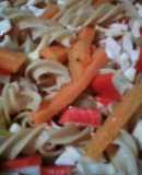 Fusilli con surimi de cangrejo y verduras