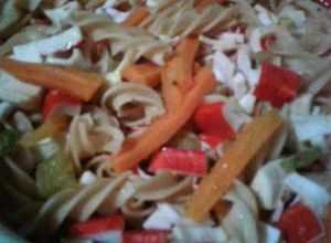 Una foto de Fusilli con surimi de cangrejo y verduras