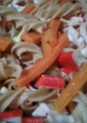 Una foto de Fusilli con surimi de cangrejo y verduras